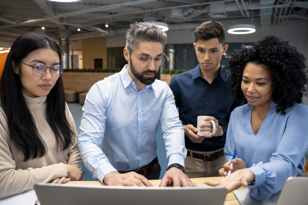 equipe discutindo sobre a reforma tributária